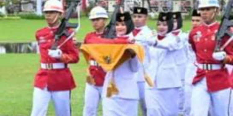 Diwarnai Hujan Upacara Penurunan Bendera Merah Putih di Istana Gubernur Sumbar Tetap Khidmat