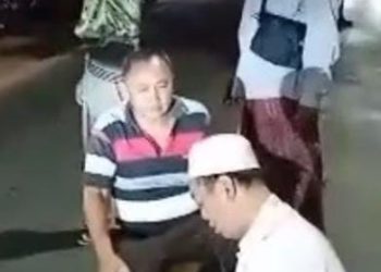 Viral Pria Paruh Baya Melaksanakan Shalat di jalanan.