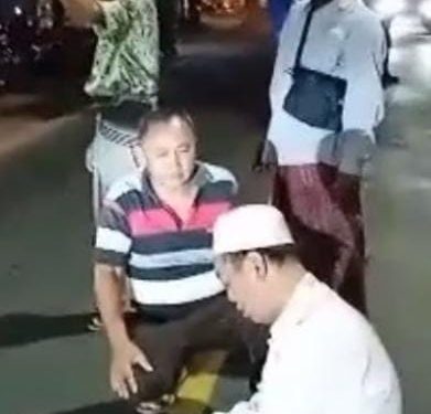 Viral Pria Paruh Baya Melaksanakan Shalat di jalanan.