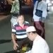 Viral Pria Paruh Baya Melaksanakan Shalat di jalanan.