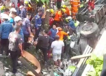 Mobil Truk Terbalik Hantam Rumah Warga Jln Raya Indarung, Padang