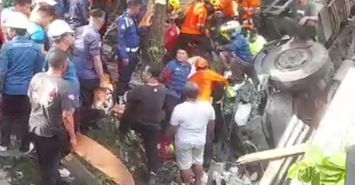 Mobil Truk Terbalik Hantam Rumah Warga Jln Raya Indarung, Padang