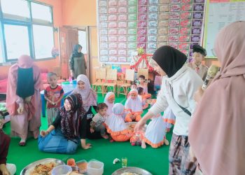 Anak-anak TKI Al Wirdah Kota Bukittinggi Makan Bajamba Tradisi Rang Minangkabau