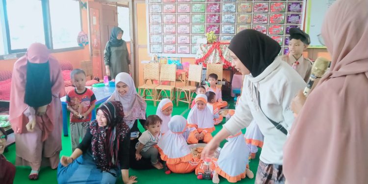 Anak-anak TKI Al Wirdah Kota Bukittinggi Makan Bajamba Tradisi Rang Minangkabau