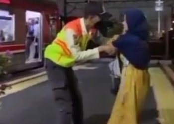 “Viral!, Bak Orang Kesurupan Ibu Ini Hendak Buang Bayi di Rel Kereta , Polisi: Terjadi Saat Suami Pergi Beli Minum”