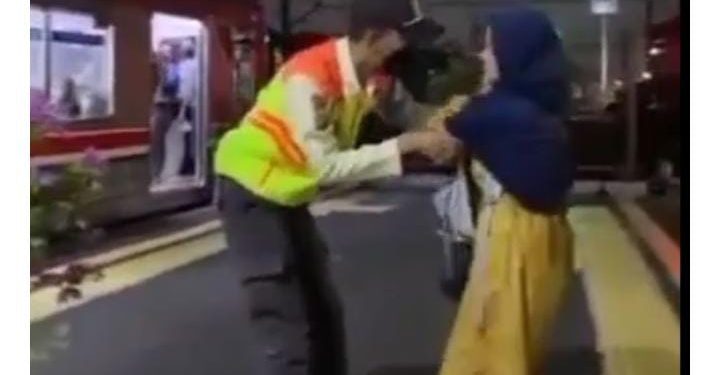 “Viral!, Bak Orang Kesurupan Ibu Ini Hendak Buang Bayi di Rel Kereta , Polisi: Terjadi Saat Suami Pergi Beli Minum”