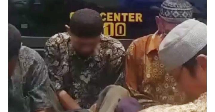 Viral Dimedia Sosial Diduga Lansia Tilap Handphone saat Wisuda di Bukittinggi