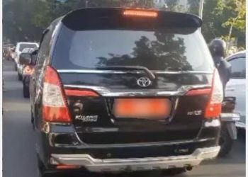 Viral! Media Sosial Mobil Pelat Merah Diduga Kabur Usai Tabrak Pemotor