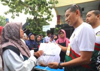 Sandiaga Uno Buka Bazar Sembako Murah di Kota Padang