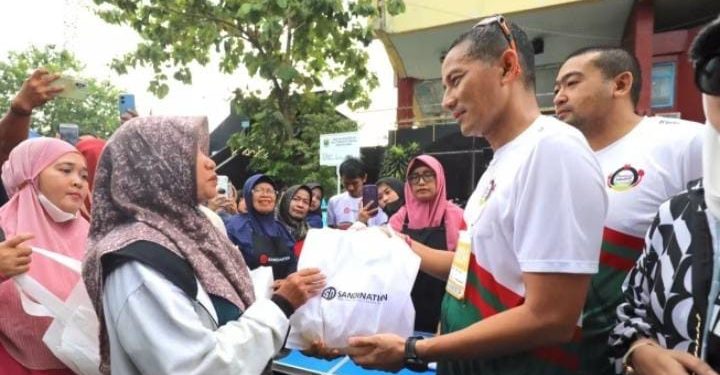 Sandiaga Uno Buka Bazar Sembako Murah di Kota Padang