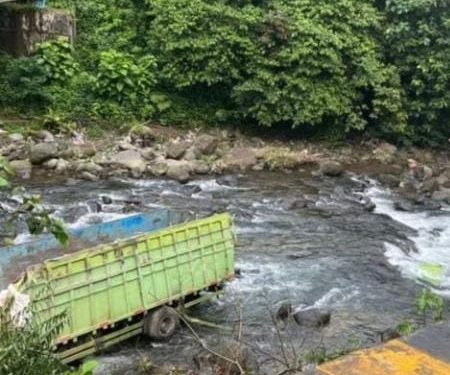 Viral di Media Sosial Akibat Rem Blong Truk Hino Terbalik dan Masuk Jurang Sedalam 15 Meter di Silaiang, Padang Panjang