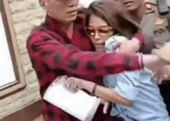 Viral Wanita Pelabrak Rocky Gerung Kader PDIP Novi Bule Diserang dan Dipersekusi Diduga Simpatisan Rocky Gerung di Bareskrim Polri