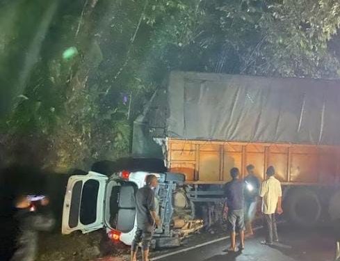 Truk Tak Kuat Menanjak di Pendakian Kodok Bukittinggi-Medan, Tabrak Xenia hingga Hancur