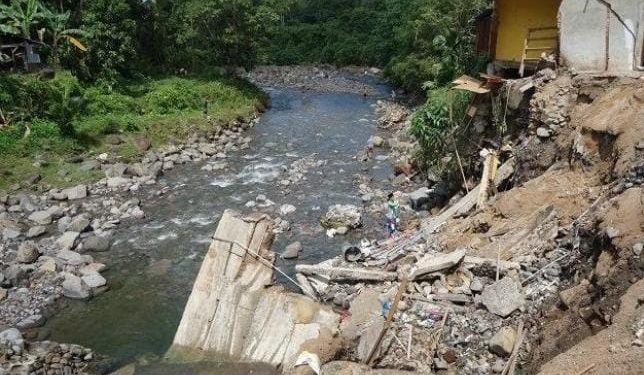 Usai Bencana Ruko Hanyut dan Jembatan Rusak Akibat Banjir Bandang di Padang Pariaman, Jembatan Penghubung Putus
