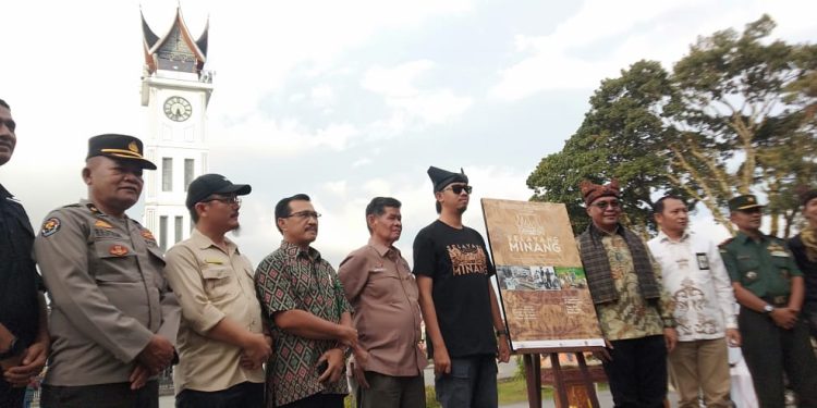 Pameran Poto Selayang Minang Resmi Dibuka Walikota Bukittinggi Erman Safar