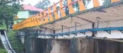 Jembatan kembar Kiambang di Jalan Raya Nasional Padang-Bukittinggi Ambruk