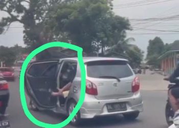 Video Wanita Teriak Minta Tolong di dalam Mobil di Tengah Jalan Viral di Media Sosial di Padang