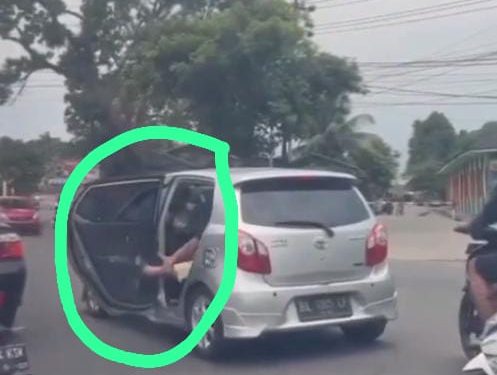 Video Wanita Teriak Minta Tolong di dalam Mobil di Tengah Jalan Viral di Media Sosial di Padang