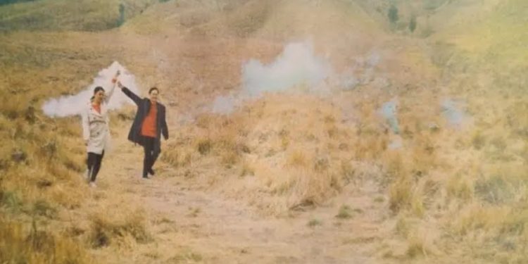 Viral di Media Sosial Buat Pose Pre-Wedding Dengan Latar Api di Bukit Teletubbies Malah terbakar Beneran, WO Tersangka