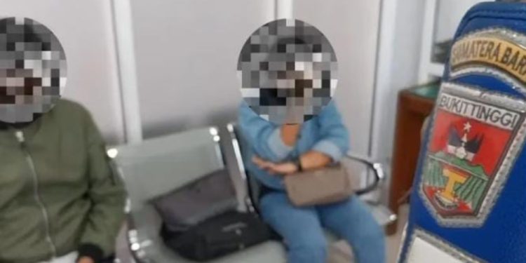 Satpol PP Bukittinggi Amankan LGBT yang Berprofesi Sebagai PSK Online