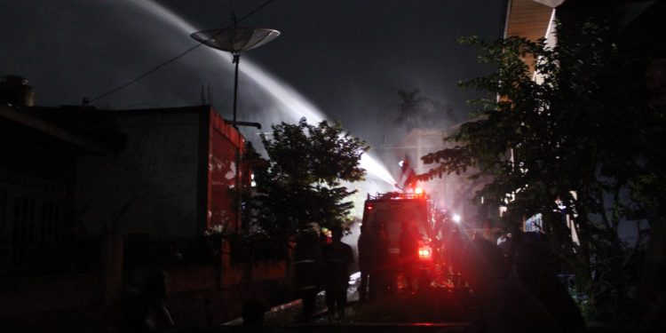 Misteri Kebakaran di Solok: Rumah Kosong Terbakar Tanpa Arus Listrik