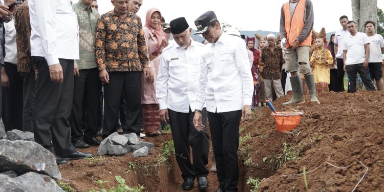 GUBERNUR DAN BUPATI LETAKKAN BATU PERTAMA KELANJUTAN PEMBANGUNAN SMK KESEHATAN NEGERI AKABILURU