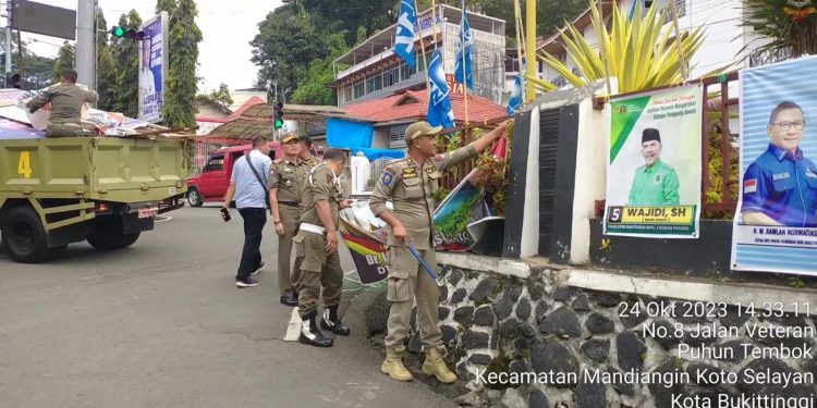 Kasat Pol PP Bukittinggi Turun Langsung Bersama Anggotanya Bersihkan APK