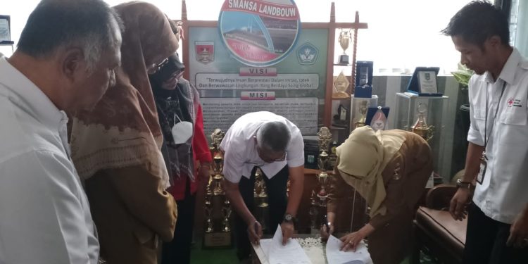 Penandatanganan MoU PMI Bukittinggi dengan SMAN 1 Landbow oleh H. Chairunnas