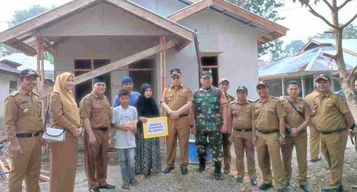 Pj Wako Jasman Serahkan Bantuan Pendidikan Untuk Keluarga Nopendri
