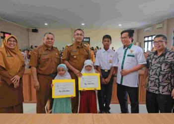 Wali Kota Serahkan Beasiswa PPDB Cerdas Berkarakter Untuk 530 Siswa Kota Payakumbuh