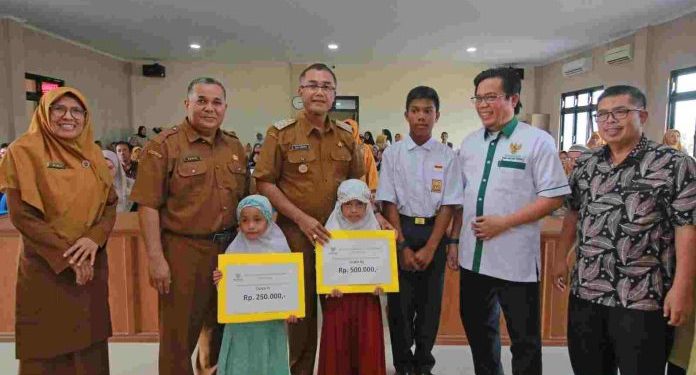 Wali Kota Serahkan Beasiswa PPDB Cerdas Berkarakter Untuk 530 Siswa Kota Payakumbuh