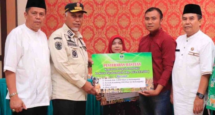 Gubernur Mahyeldi Serahkan Bantuan Kelompok Tani Di Payakumbuh, Pj Wako Jasman Sampaikan Apresiasi