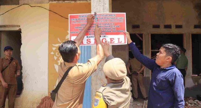 Melanggar Aturan, Dinas PUPR Kota Payakumbuh Dan Tim Gabungan Segel Tujuh Bangunan