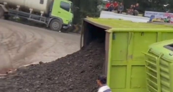 Truk Pengangkut Batu Bara Terguling di Tikungan Panorama 1 Sitinjau Lauik, Padang Jalanan Dilaporkan Macet