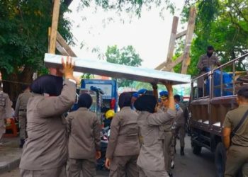 Sejumlah PKL di tertibkan Pol PP di Seberang Padang
