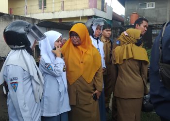 Venika Rahma Siswi SMKN1 Bukittinggi Kuatkan Hati Sang Ibu dan Adiknya Paska Kebakaran