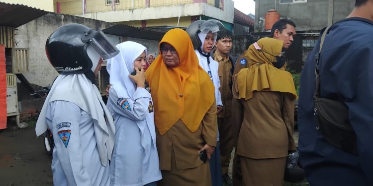 Venika Rahma Siswi SMKN1 Bukittinggi Kuatkan Hati Sang Ibu dan Adiknya Paska Kebakaran