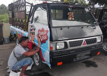 Pemasangan Stiker Digital Bergambar Karikatur Bang Wako di DLH Bukittinggi