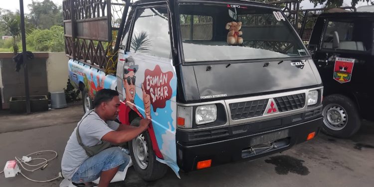 Pemasangan Stiker Digital Bergambar Karikatur Bang Wako di DLH Bukittinggi