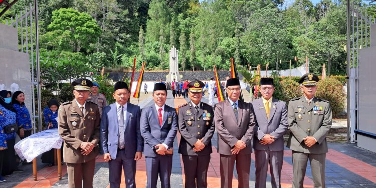 Petikan Hikmah Dari Tokoh Masyarakat pada Hari Pahlawan di TMP KB