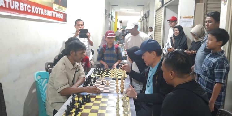 Liga Catur Mingguan Percasi Bukittinggi Disambangi Pengurus KONI Pusat Erizal Chaniago