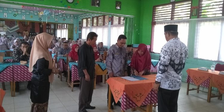 Drs. Harmaini Gantikan Yenni, S.Pd Jadi Kepsek SMPN 3 Gunung Talang