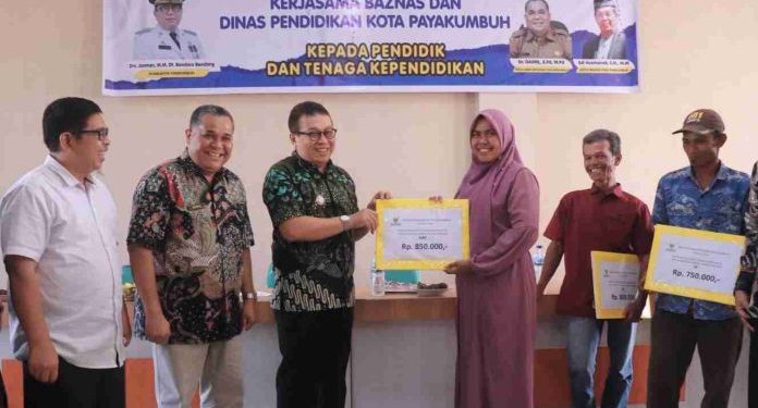 Penjabat Wali Kota Payakumbuh Jasman Serahkan Bantuan Usaha Untuk 62 Penerima