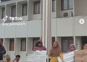 Tempel Sticker Caleg DPR RI ke Rumah Warga di Duga Tanpa Izin