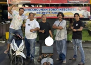 Tempel Sticker Caleg DPR RI ke Rumah Warga di Duga Tanpa Izin