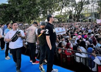 Di Kota Makasar, Erman Safar Mentereng dengan Baju Kaos Hitam Bertuliskan Angka 2