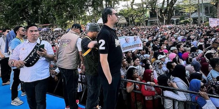 Di Kota Makasar, Erman Safar Mentereng dengan Baju Kaos Hitam Bertuliskan Angka 2