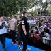 Di Kota Makasar, Erman Safar Mentereng dengan Baju Kaos Hitam Bertuliskan Angka 2