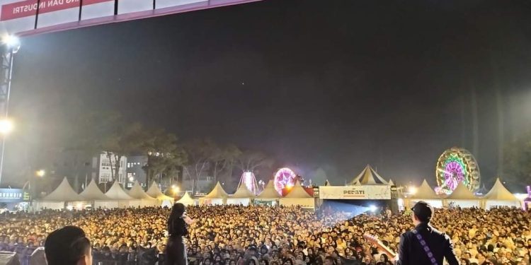 Rayola Membius Penonton, Meski Diguyur Hujan Dari Panggung Pedati Xlll Bukittinggi