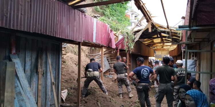 Longsor Terjang Pasar Lereng Bukittinggi, Empat Kios Tertimbun Delapan Rusak Ringan